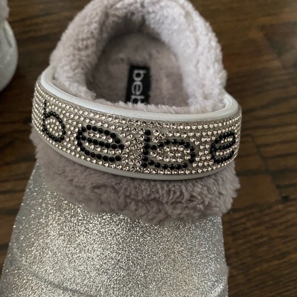NWT bebe Silver Metallic Glitter Slip On Fur Clogs - Picture 3 of 7